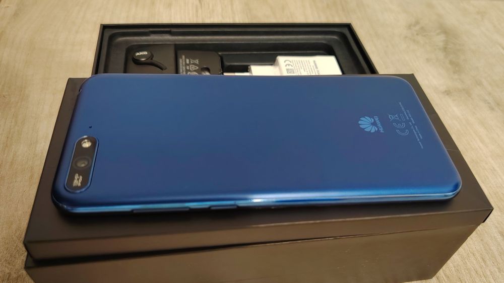 Huawei Y6 (2018), Dual SIM, 16GB, 4G, Micro SD 16GB , Casti AKG by Samsung , Albastru cu Negru , Full Box
