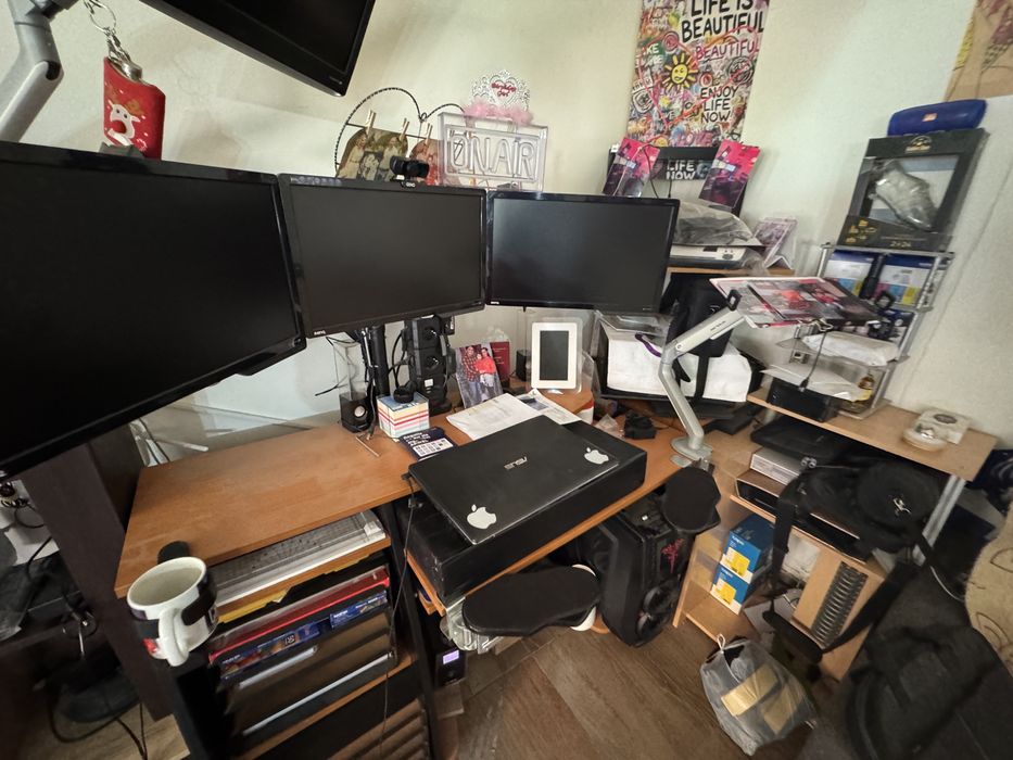 Vand 3 monitoare benq urgent cu tot cu cabluri