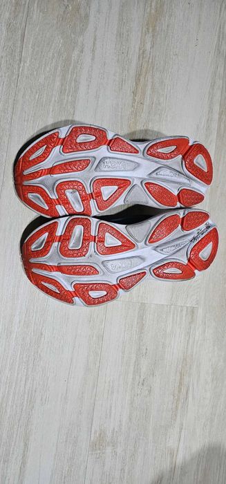 Маратонки HOKA BONDI 8