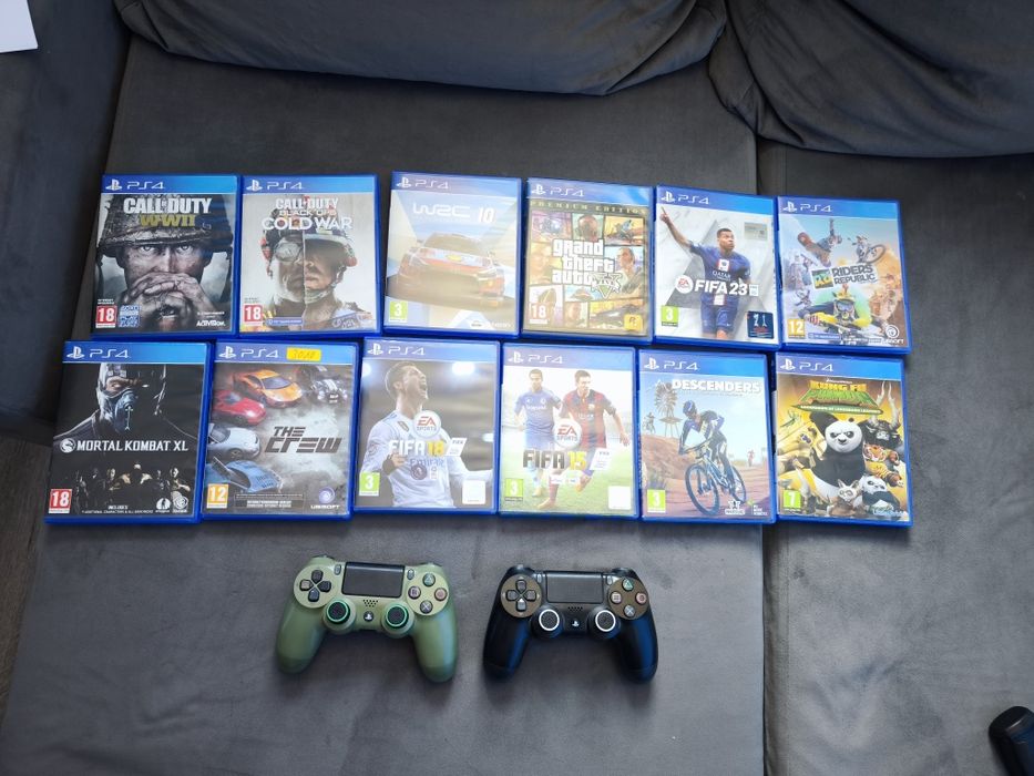 PS4 с два оригинални джойстика и 12 игри