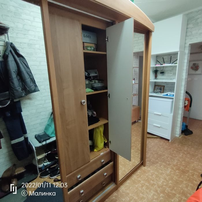 Шкаф для одежды вместительный.