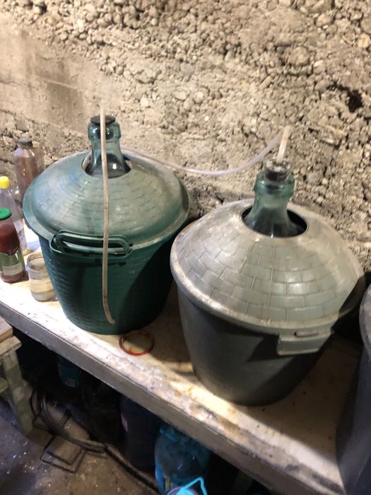 Vand doua damigene 25l si una de 50 l