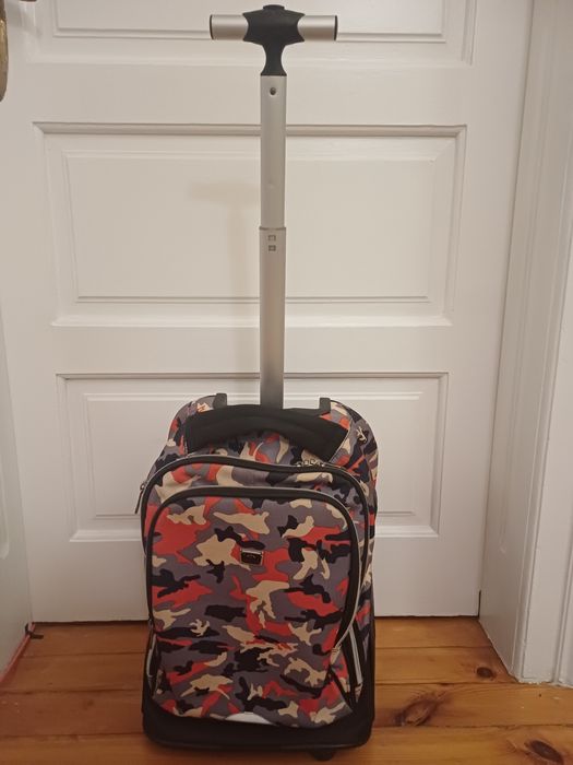 Ученическа раница с колела и презрамки