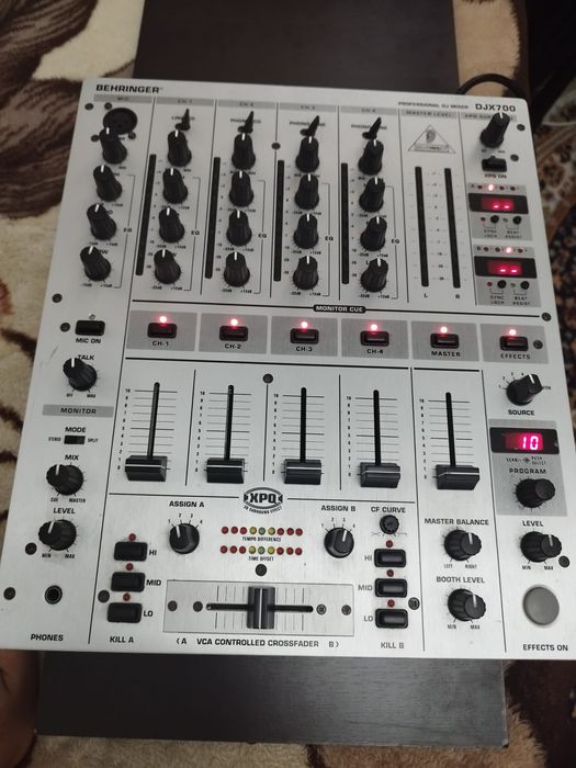 Behringer Pro Mixer DJ X 700