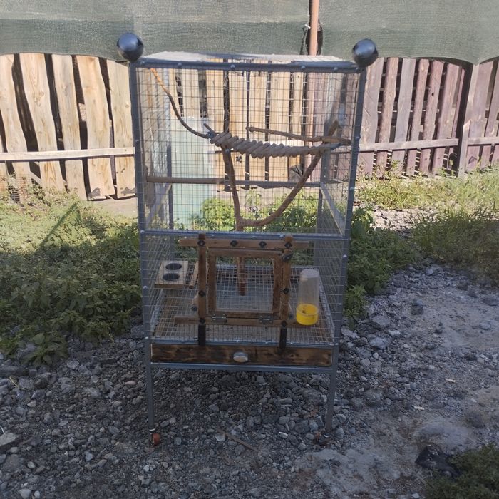 Продам клетку для попугаев
