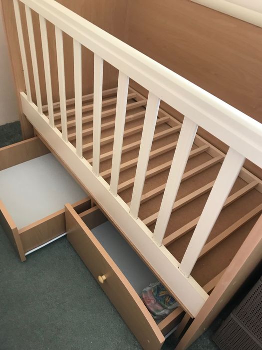 Детска кошара с люлеещ механизъм