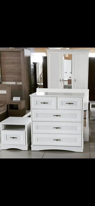 Продам спальни гарнитуры