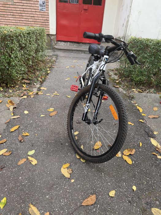 Bicicletă B’TWIN albă – MTB, roți de aproximativ 26