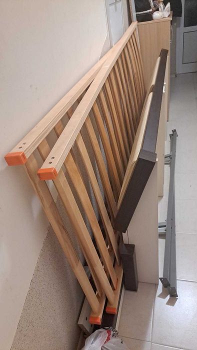 Спалня с подарък под матрачни рамки