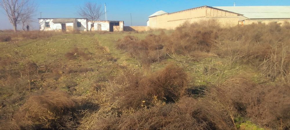 Yer uchastka sotiladi dakumetni joyida