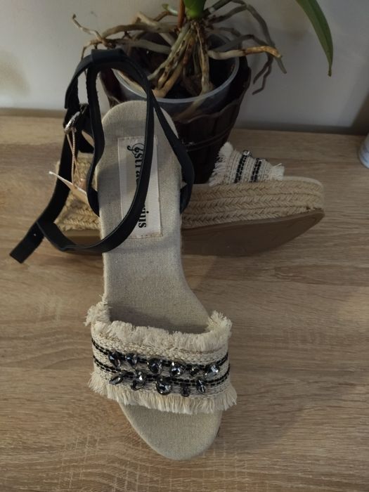 Нови сандали Страдивариус