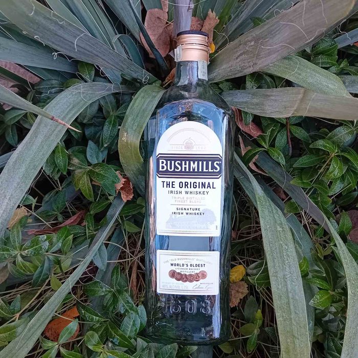 Стъклени бутилки (шишета) от уиски Johnnie Walker 1.75 л.