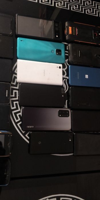 Ceasuri Garmin Smart și telefonane in stare de funcționare.