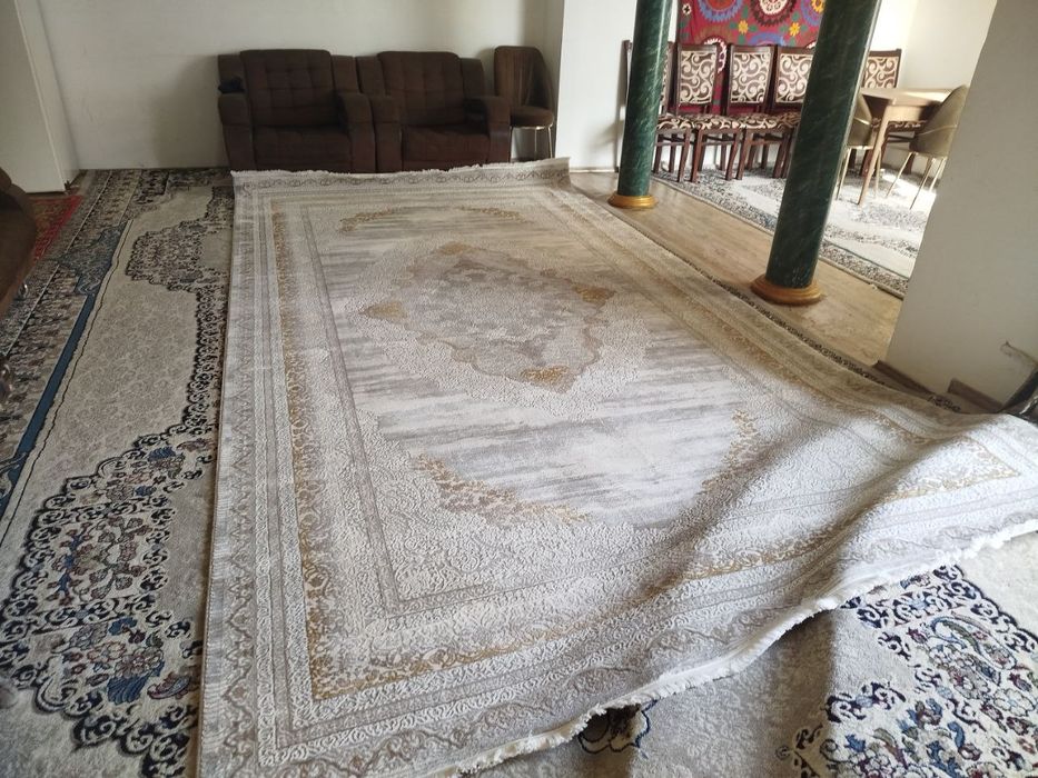 Turkiya gilami. 2.5x4.5 oʻlchamda. Xolati yangi. Narxi: 2.5 mln.