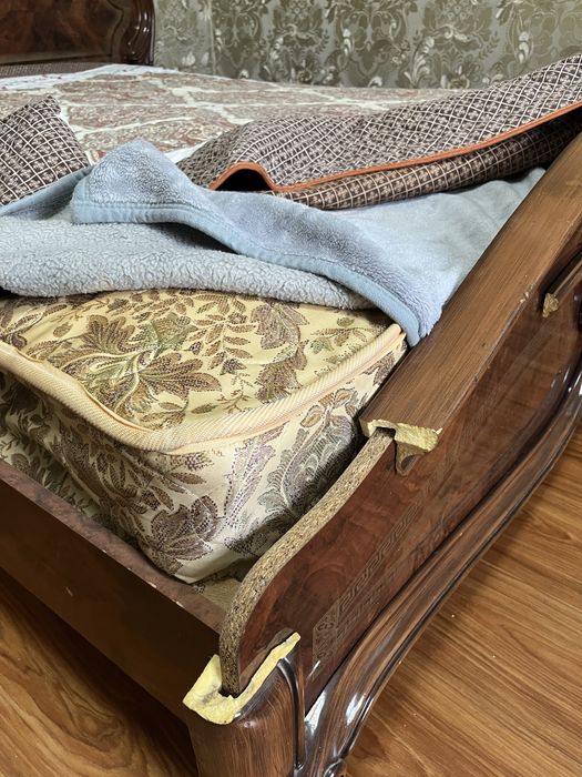 Спальная кровать с матрацом