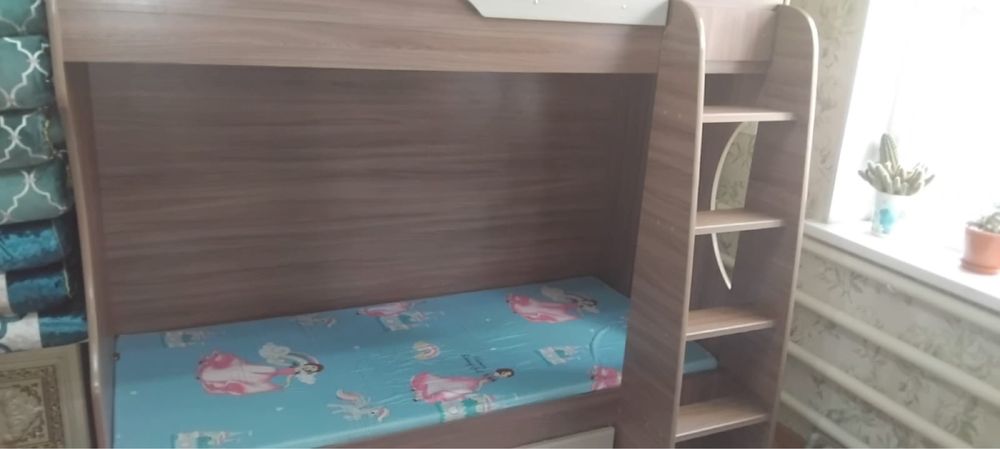 Двух этажный кроват
