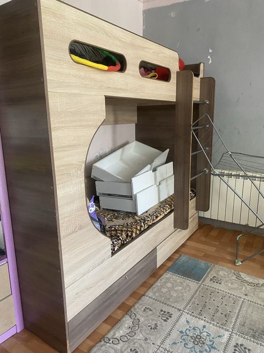 Продам двухярусную кровать без матрасов