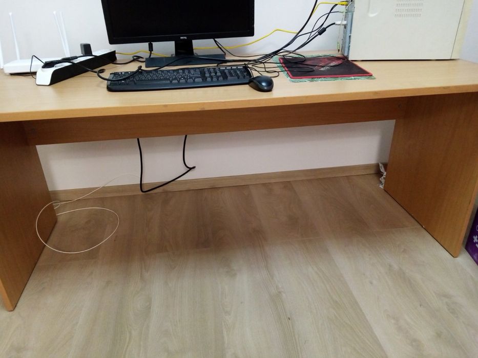 Продавам работна маса бюро 70/180