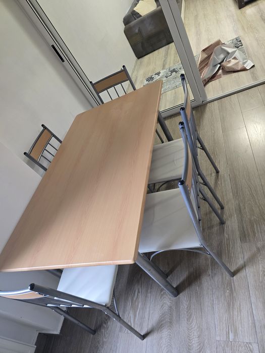 Vand urgent !!!MOBILĂ Living , cu masa de cafea ,  masa de bucatarie cu 6 scaune