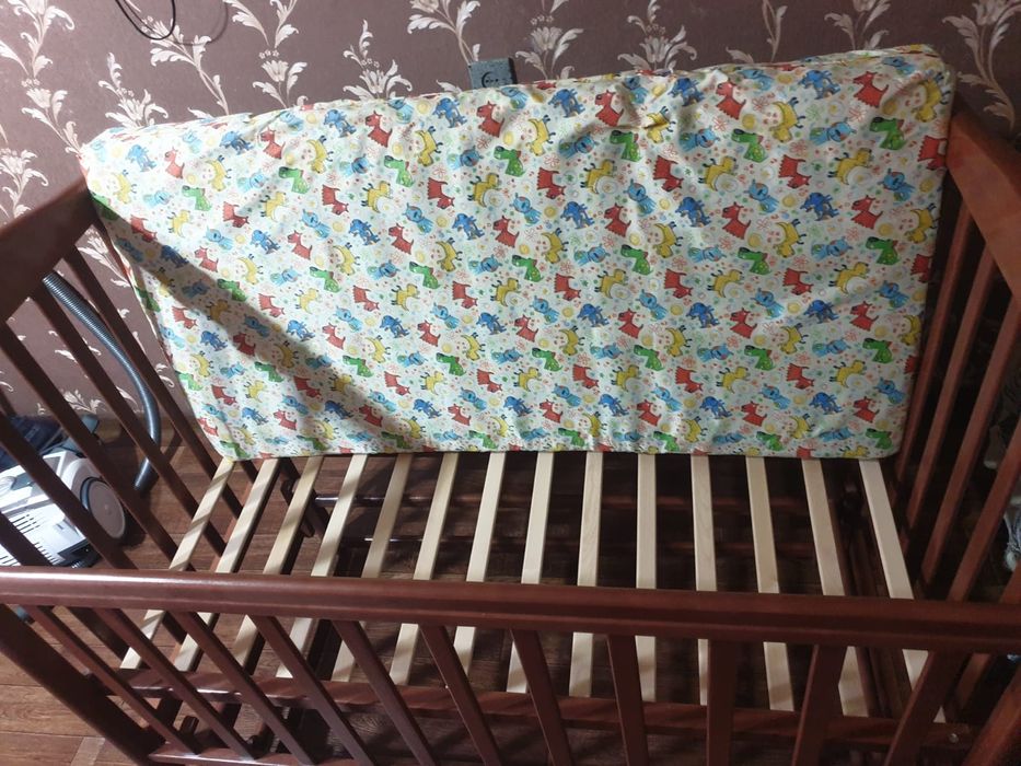 Кроватка детская с маятником