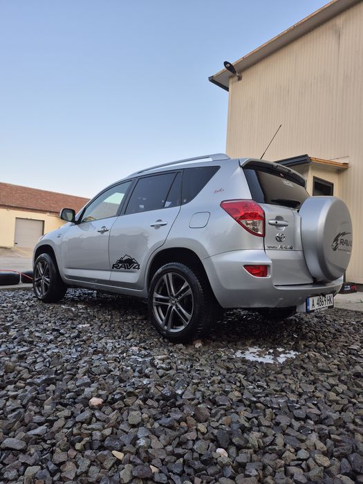 Продавам Toyota Rav4 D4D