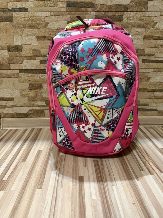 Оригинална раница.NIKE !!!Перфектно качество!!!С две отделения...21ли