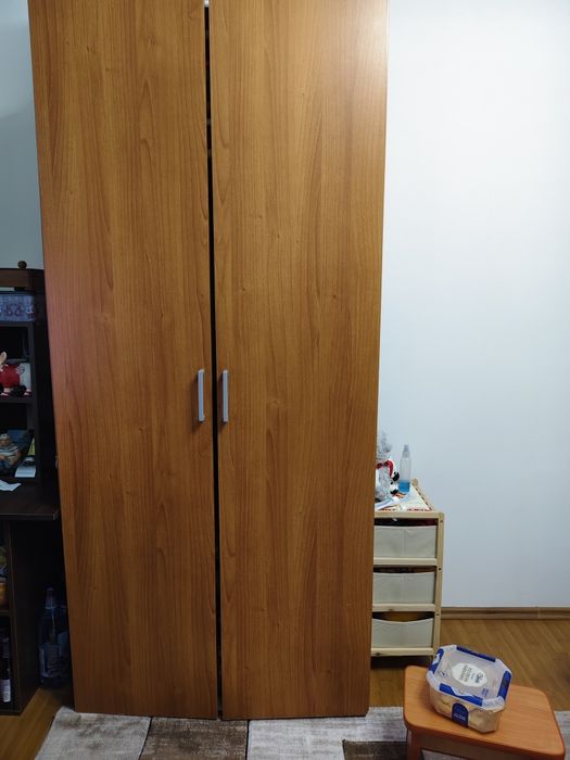 Vând dulap cu două uși , stare foarte bună