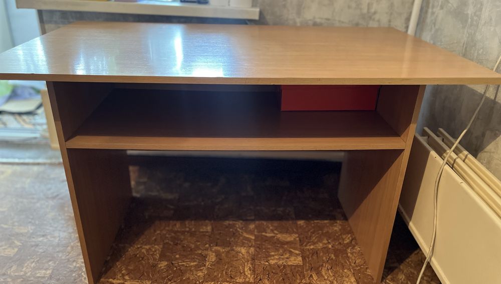 Учебный стол в спальню