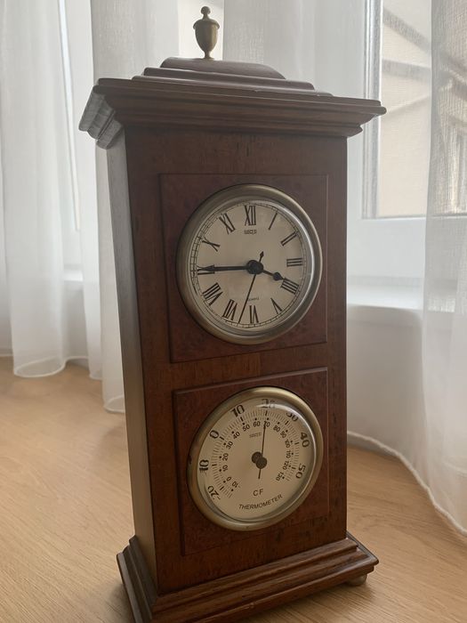 Старинен стенен часовник с термометър