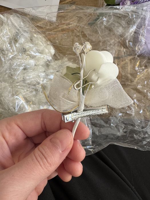 Лилави бутониери и комплект вратовръзка кърпичка и маншетни копчета