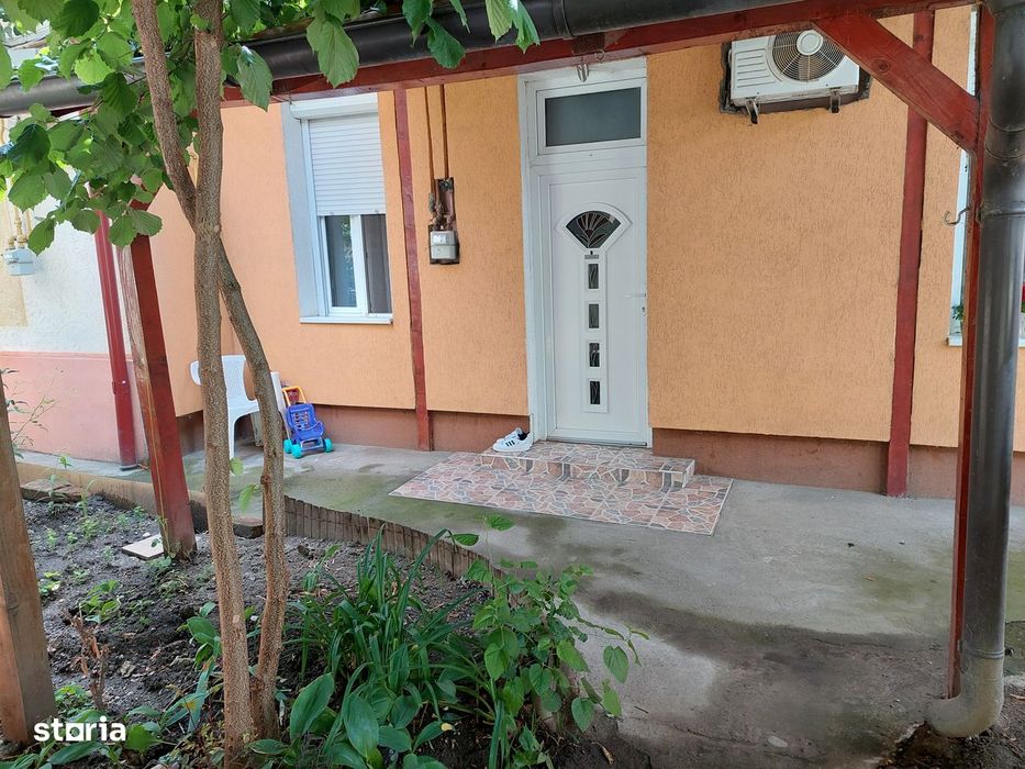 Vand casa in curte comuna