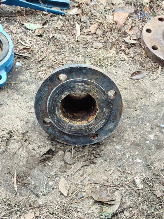 Продаю задвижки и флянцы