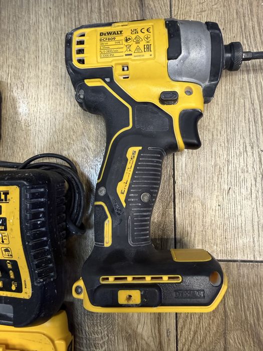 Акумулаторен безчетков ударен винтоверт Dewalt dcf 809 + 2 батерий