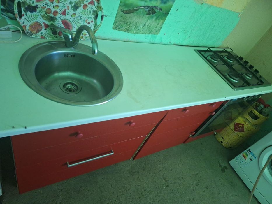 Vând urgent mobila de bucătărie și mini frigider!