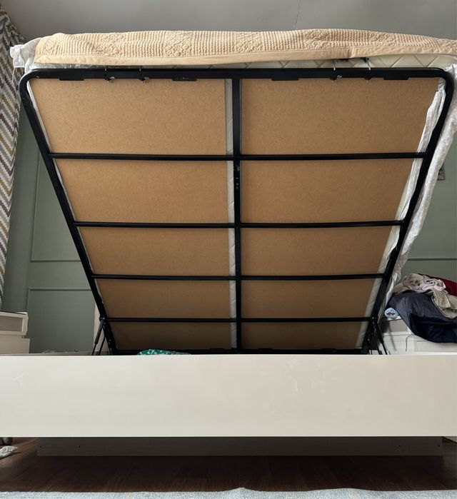 Мебель спальная и 2 тумбочка