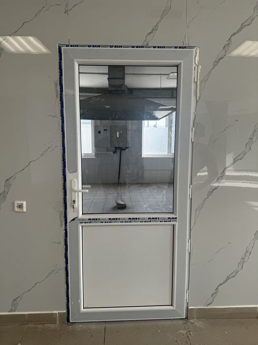 Пластиковые двери , алюминиевые двери