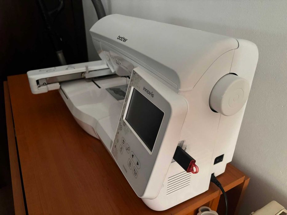 Masina de brodat Brother Innov-is NV880E ca noua + PE Design 11.4