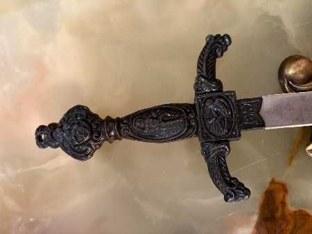 Panoplie cu tematică heraldică și militară.