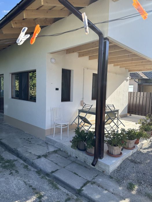 Vand casa 4 camere, 2 bai, garaj, camara, magazie, 2400 metri, la 10 min de DN1 , 25 min de Sinaia si 15 min de Ploiesti! Toate utilitatile!