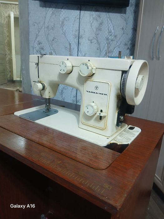 Швейная машинка Чайка 142м