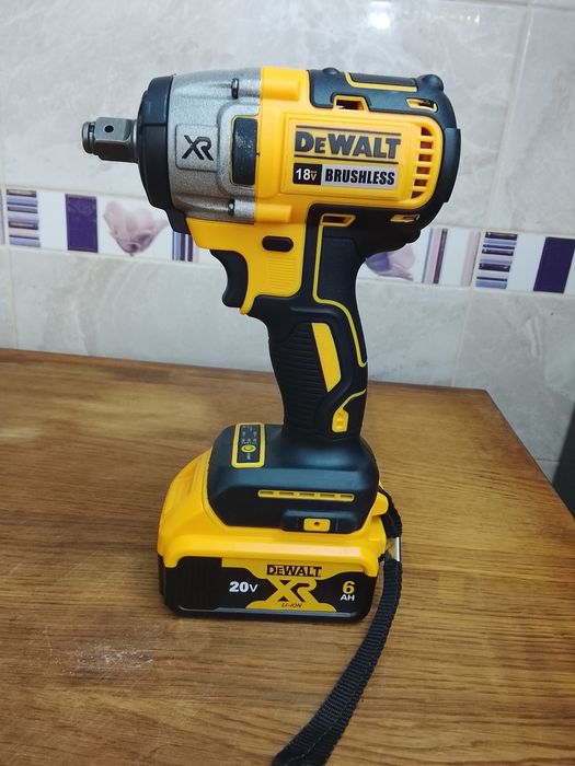 Impact pentru înșurubat DCF880 cu o baterie de 6a Nou