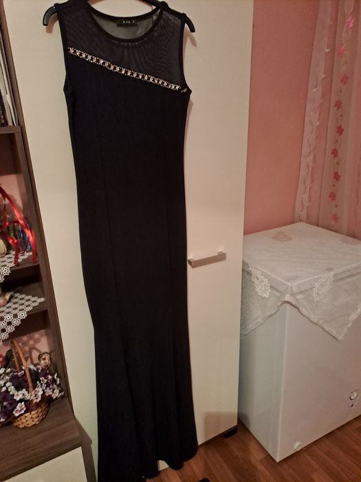 дълга черна рокля