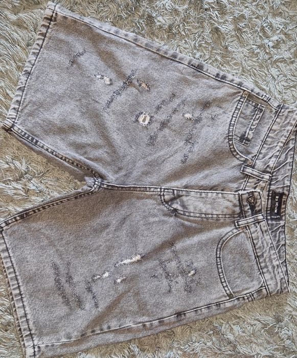 Blugi mărimea 30.