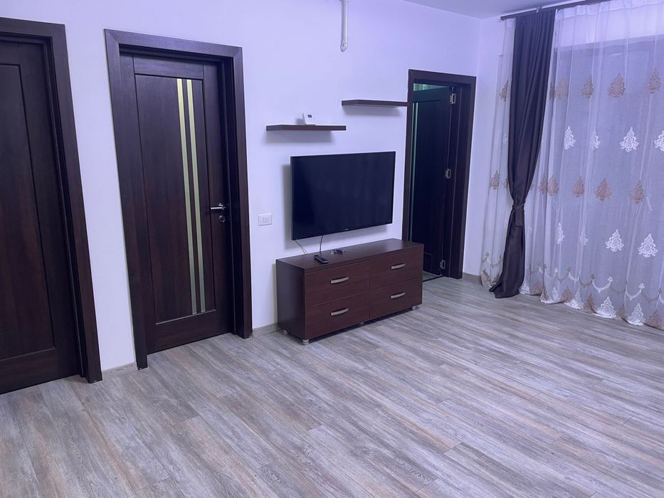 Apartament de inchiriere | bloc nou | central | loc de parcare propriu