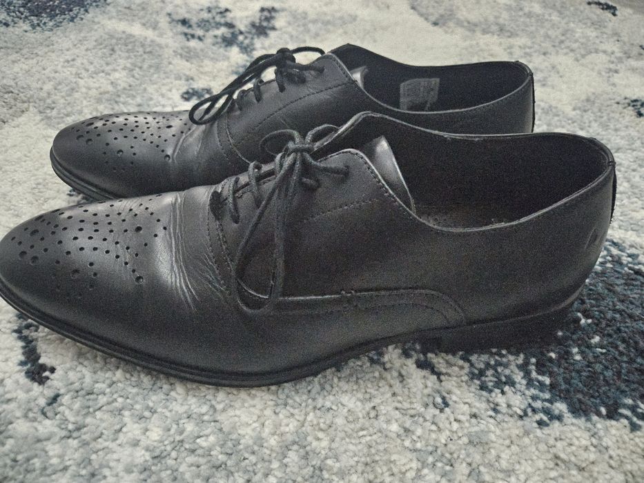 Pantofi bărbați din piele naturală, negri – purtați o singură dată
Ce