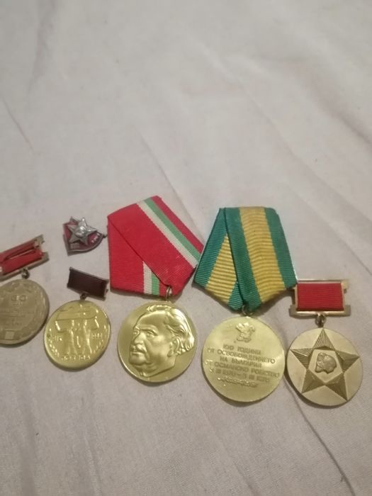 Продавам лот медали и значка от соца