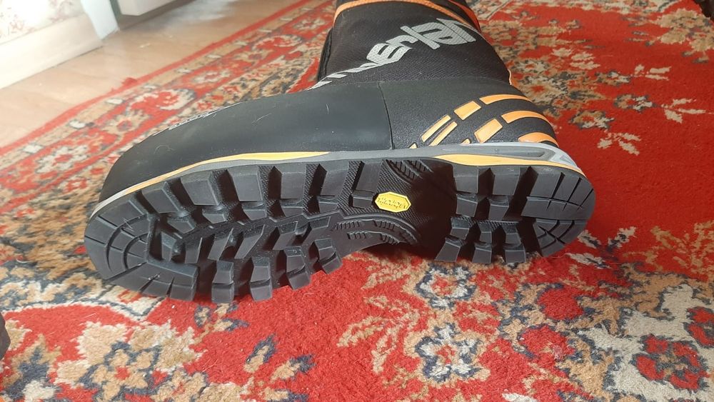 Горные ботинки (спец.обувь)