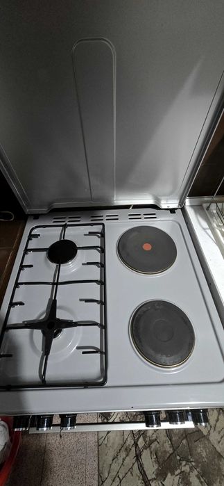 Продавам комбинирана готварска печка Beko FSE 64320 DS