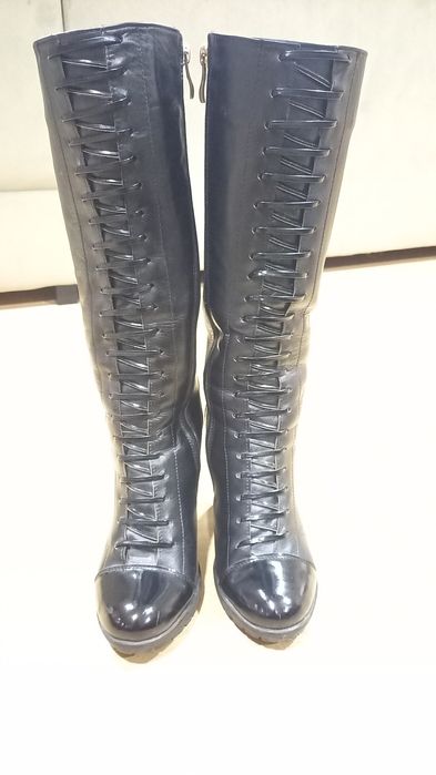 Черни дамски битуши на висок ток и връзки в черна кожа