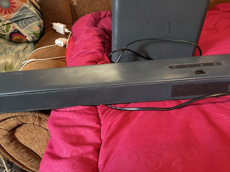 Vand boxa jbl subufar  putin zgariata functionează